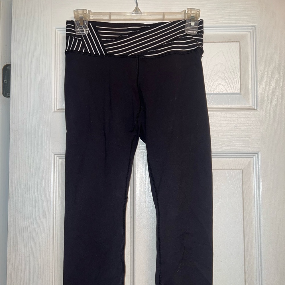 Lululemon cropped aligns with patterned waistband